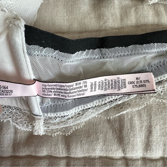 Victoria’s Secret White Chantilly Lace Front Close Triangle Bralette Size Medium - Picture 15 of 15